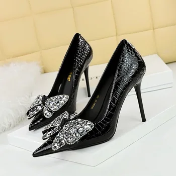 Luxo Banquete Mulheres Sapatos de Salto Alto de 10 cm Finas de Calcanhar Verniz Couro de Pontas de Diamante Arco Único Sapatos de Festa de Casamento Sapatos de 34-40